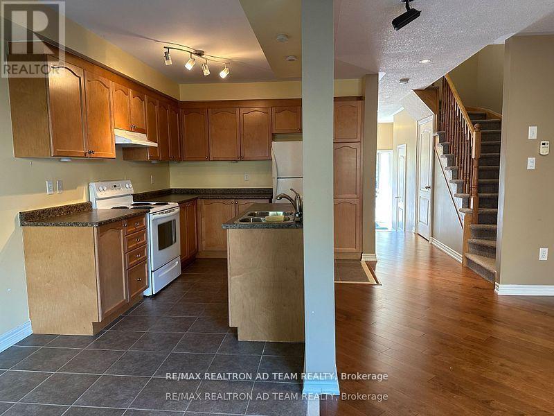 15 Latitude Lane, Whitchurch-Stouffville, Ontario  L4A 0T1 - Photo 4 - N12469253