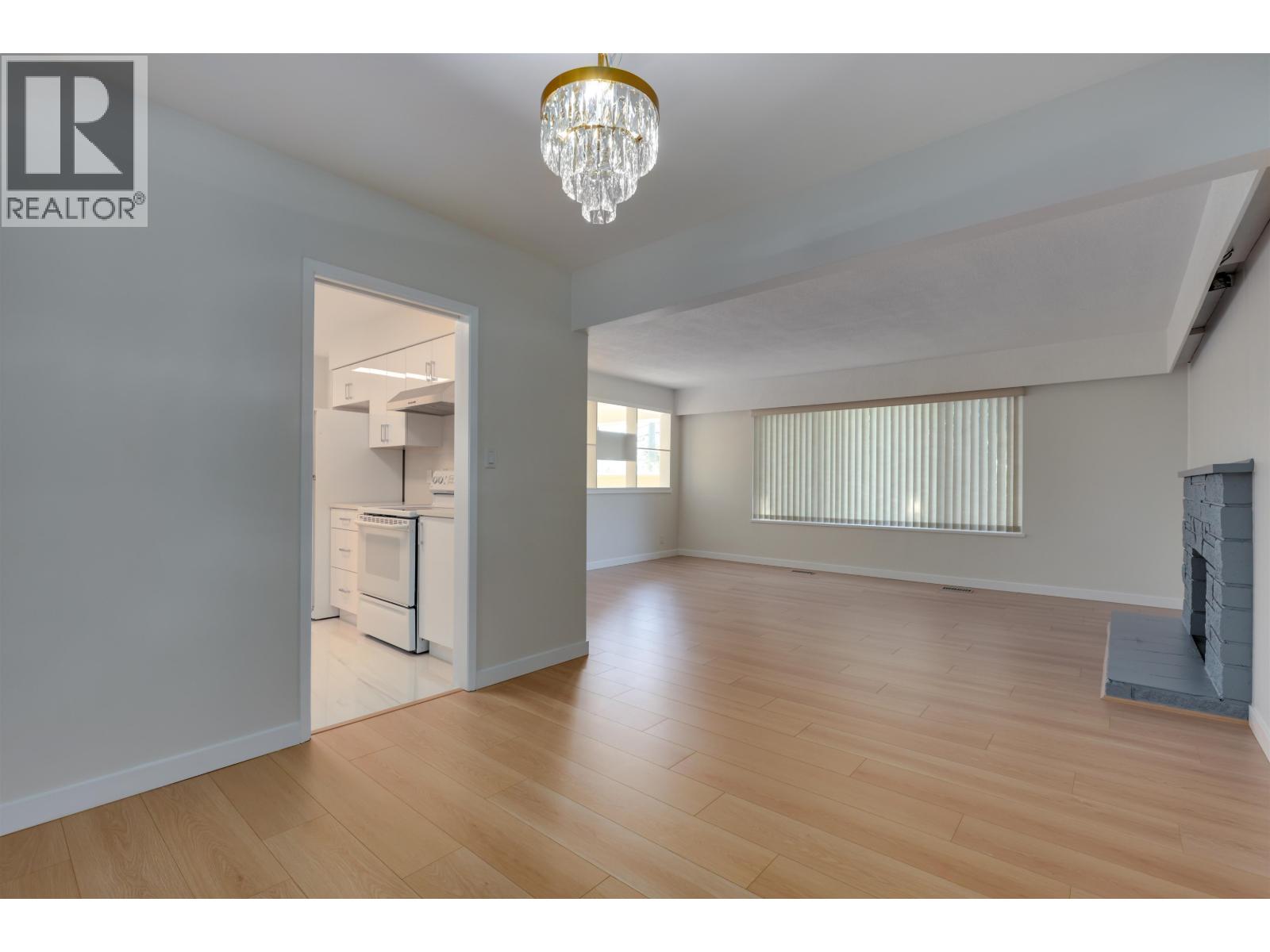 860 Howard Avenue, Burnaby, British Columbia  V5B 3R6 - Photo 5 - R3059621
