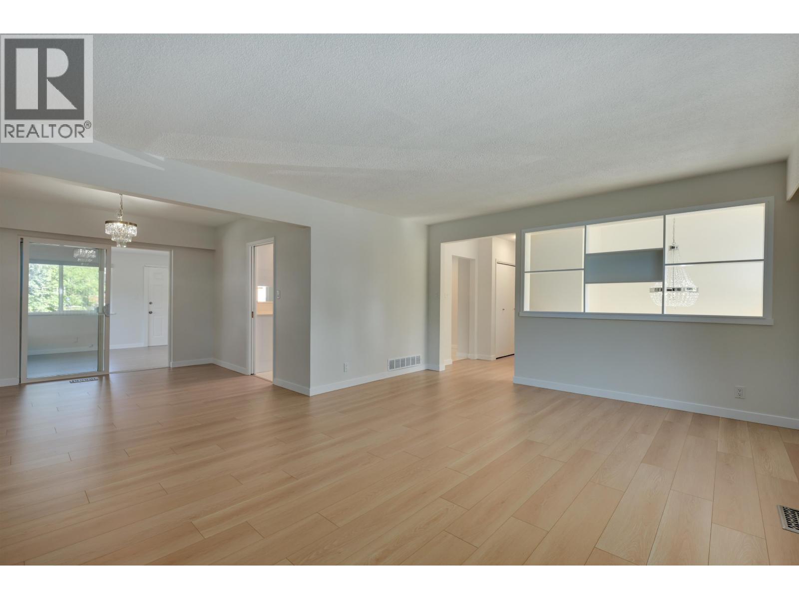 860 Howard Avenue, Burnaby, British Columbia  V5B 3R6 - Photo 8 - R3059621
