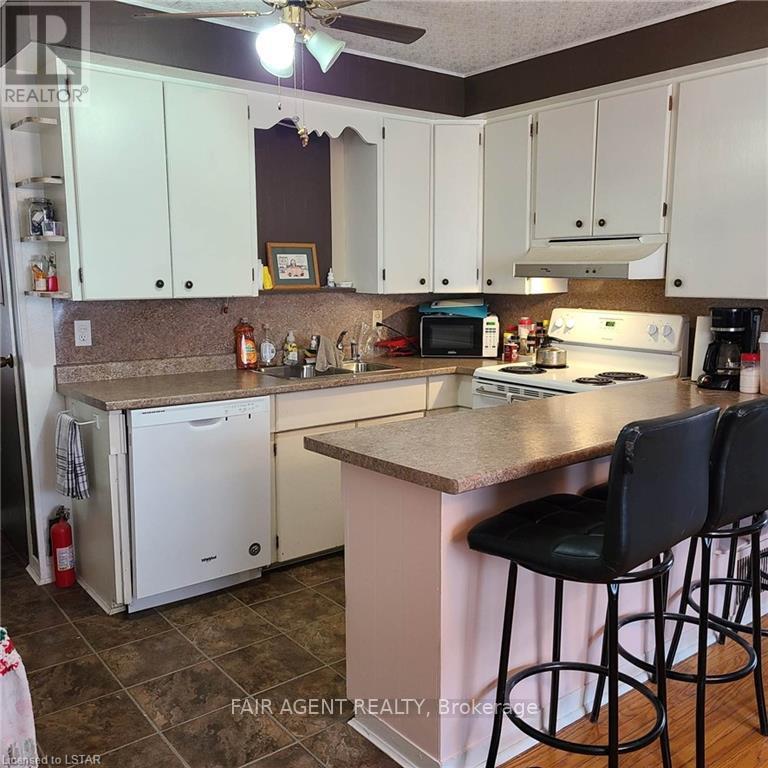 318 Nelson Street, Chatham-Kent, Ontario  N8A 4G6 - Photo 3 - X12469371