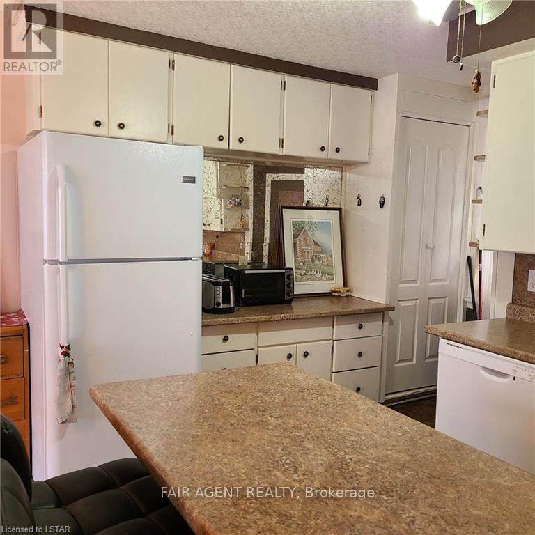 318 Nelson Street, Chatham-Kent, Ontario  N8A 4G6 - Photo 4 - X12469371