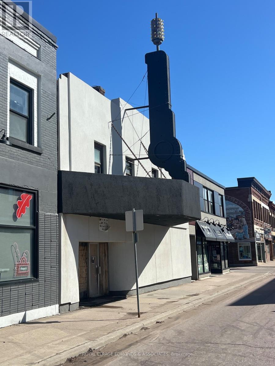 193 Pembroke Street W, Pembroke, Ontario  K8A 5N1 - Photo 2 - X12469348
