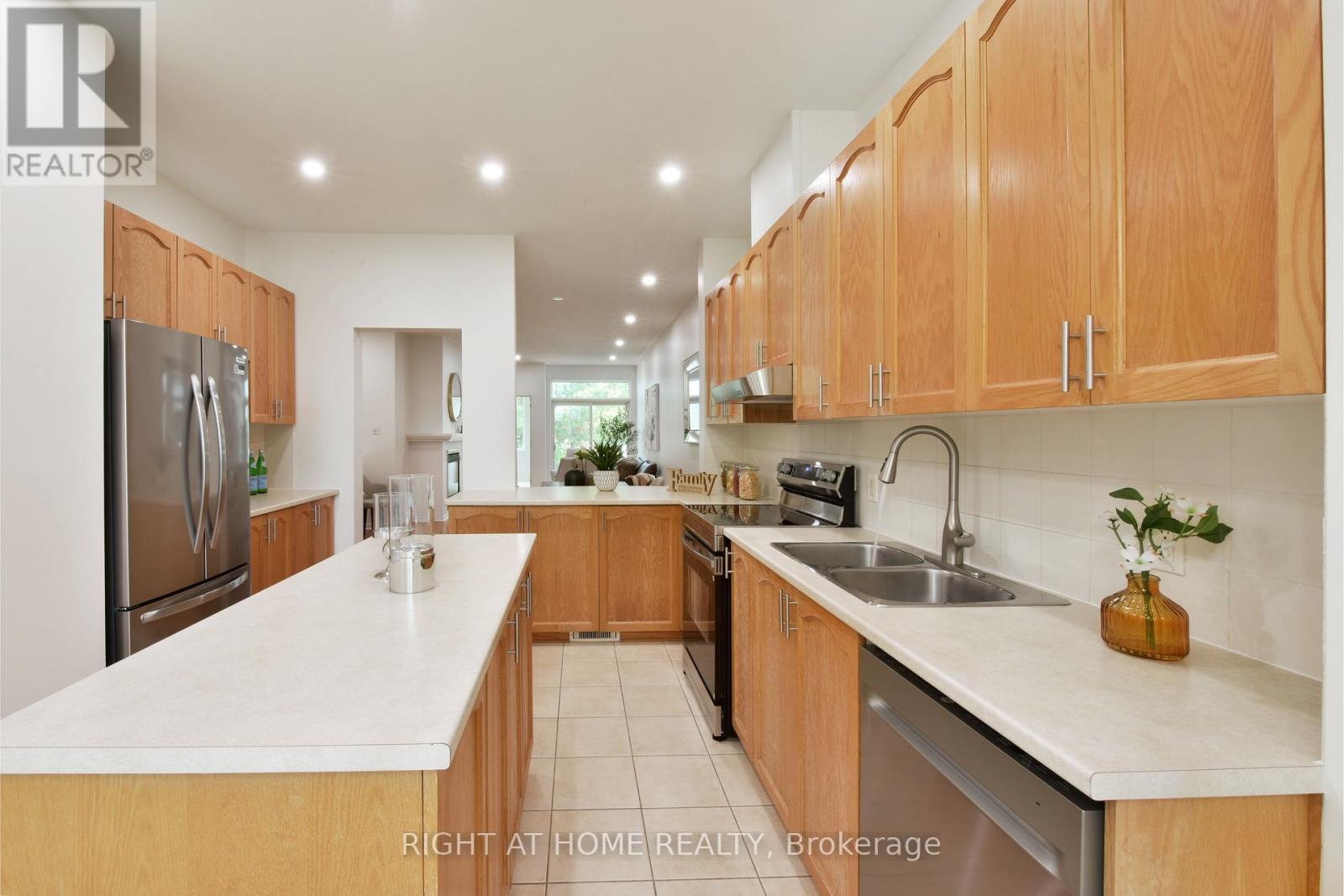 321 Breckenridge Crescent, Ottawa, Ontario  K2W 1J3 - Photo 12 - X12469286
