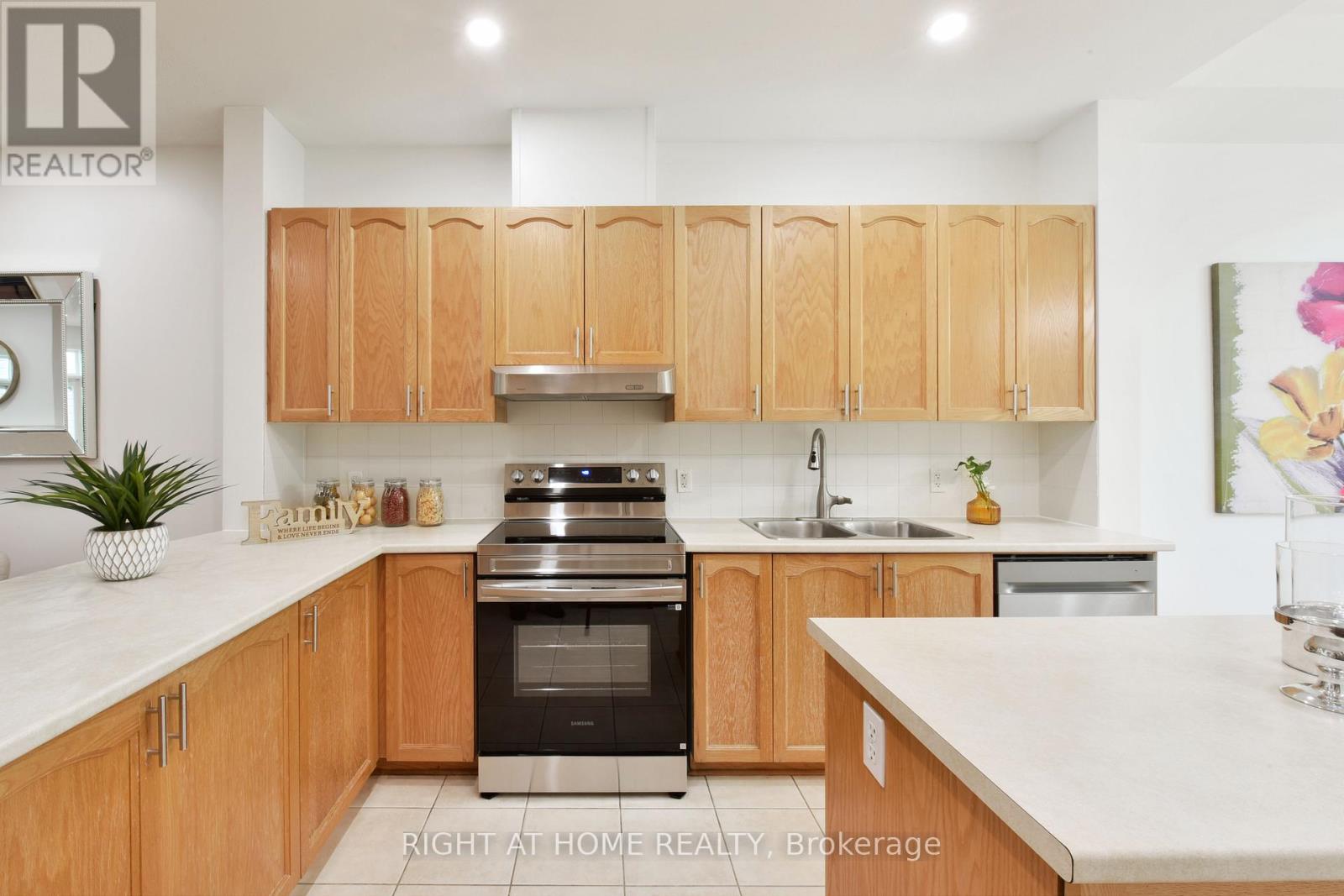 321 Breckenridge Crescent, Ottawa, Ontario  K2W 1J3 - Photo 13 - X12469286