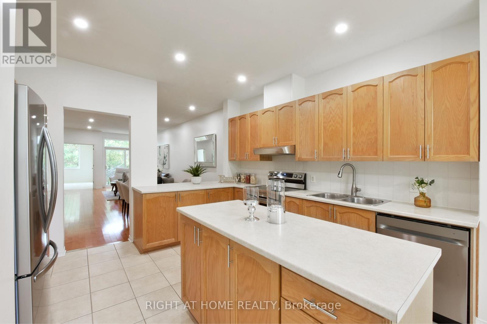 321 Breckenridge Crescent, Ottawa, Ontario  K2W 1J3 - Photo 14 - X12469286