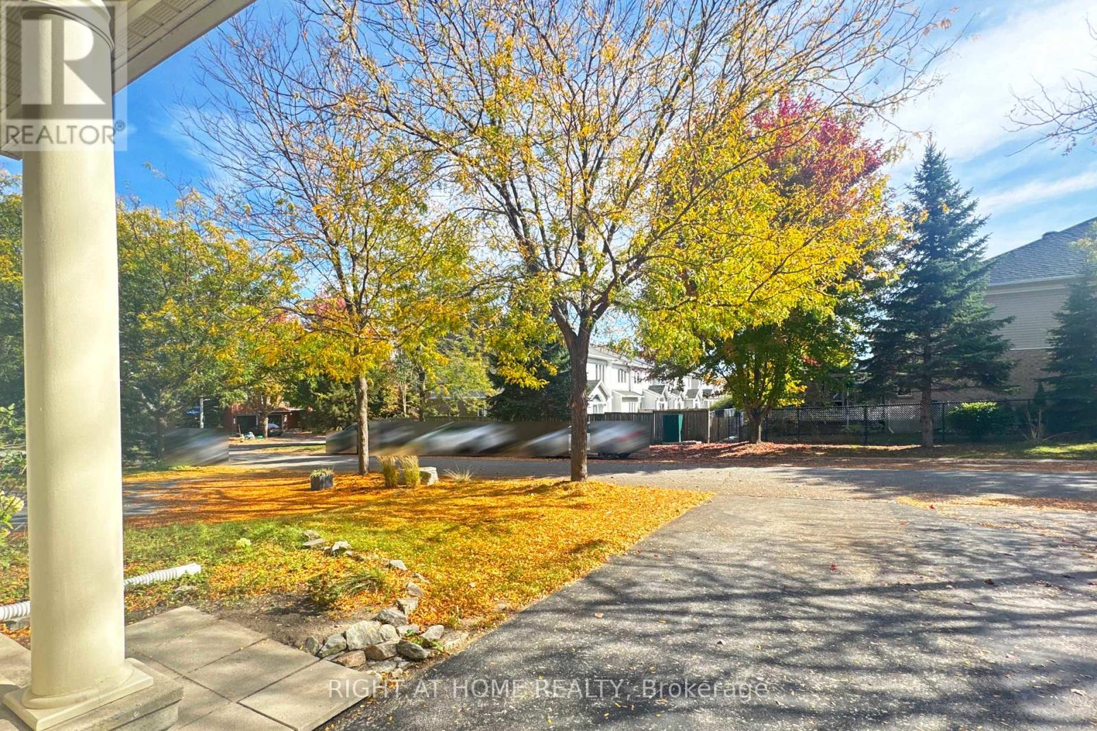 321 Breckenridge Crescent, Ottawa, Ontario  K2W 1J3 - Photo 4 - X12469286