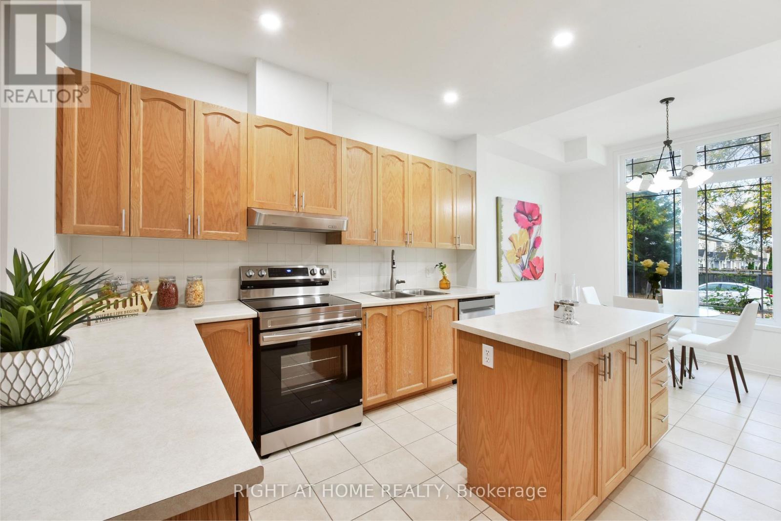 321 Breckenridge Crescent, Ottawa, Ontario  K2W 1J3 - Photo 8 - X12469286