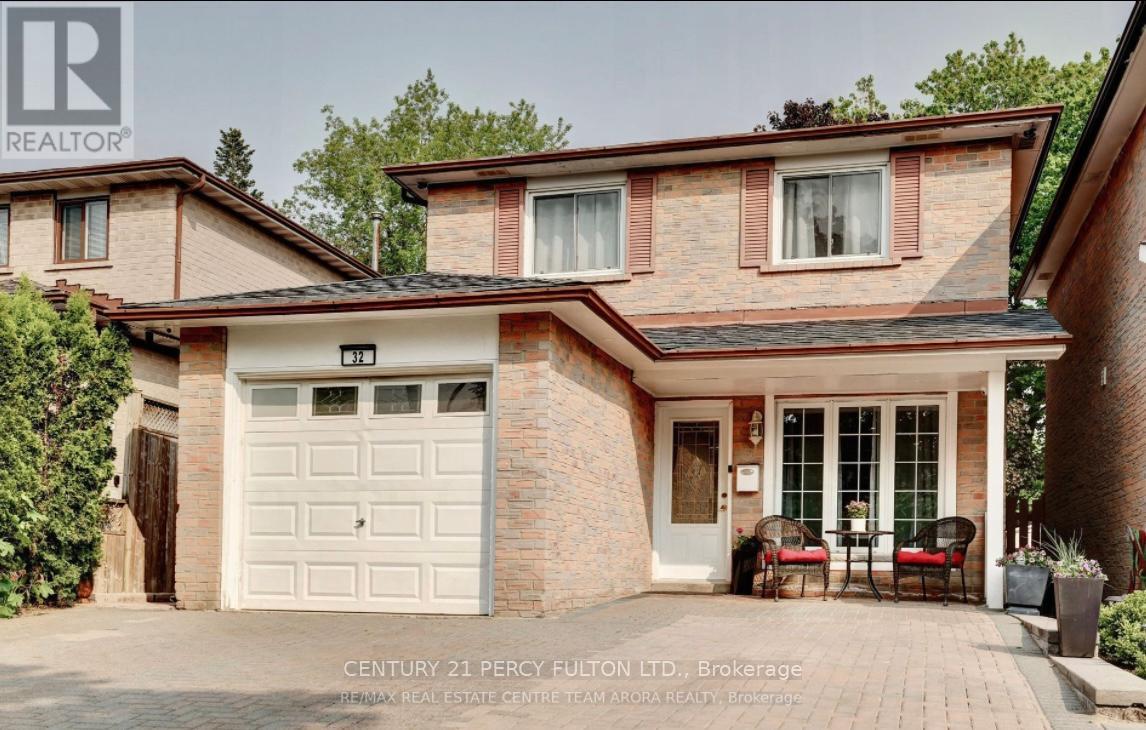 32 BARRINGTON CRESCENT, Brampton, Ontario