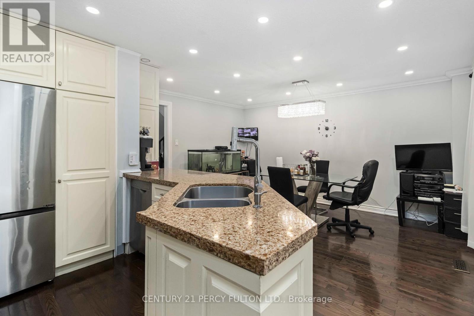 32 Barrington Crescent, Brampton, Ontario  L6Z 1N3 - Photo 12 - W12248955