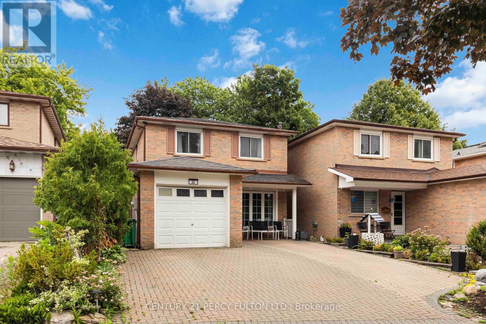32 Barrington Crescent, Brampton, Ontario  L6Z 1N3 - Photo 3 - W12248955
