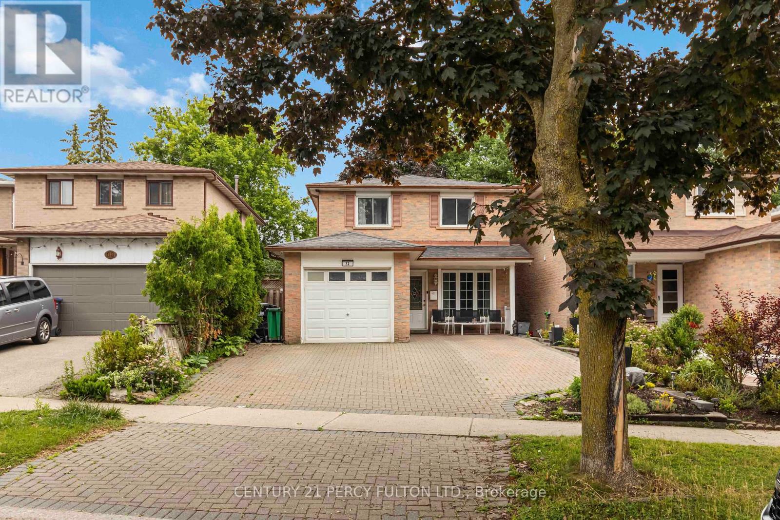 32 Barrington Crescent, Brampton, Ontario  L6Z 1N3 - Photo 2 - W12248955