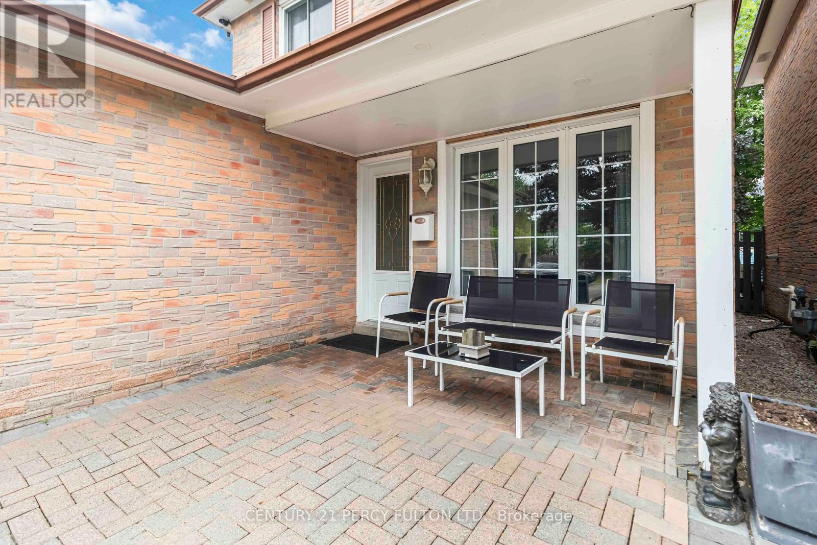 32 Barrington Crescent, Brampton, Ontario  L6Z 1N3 - Photo 4 - W12248955