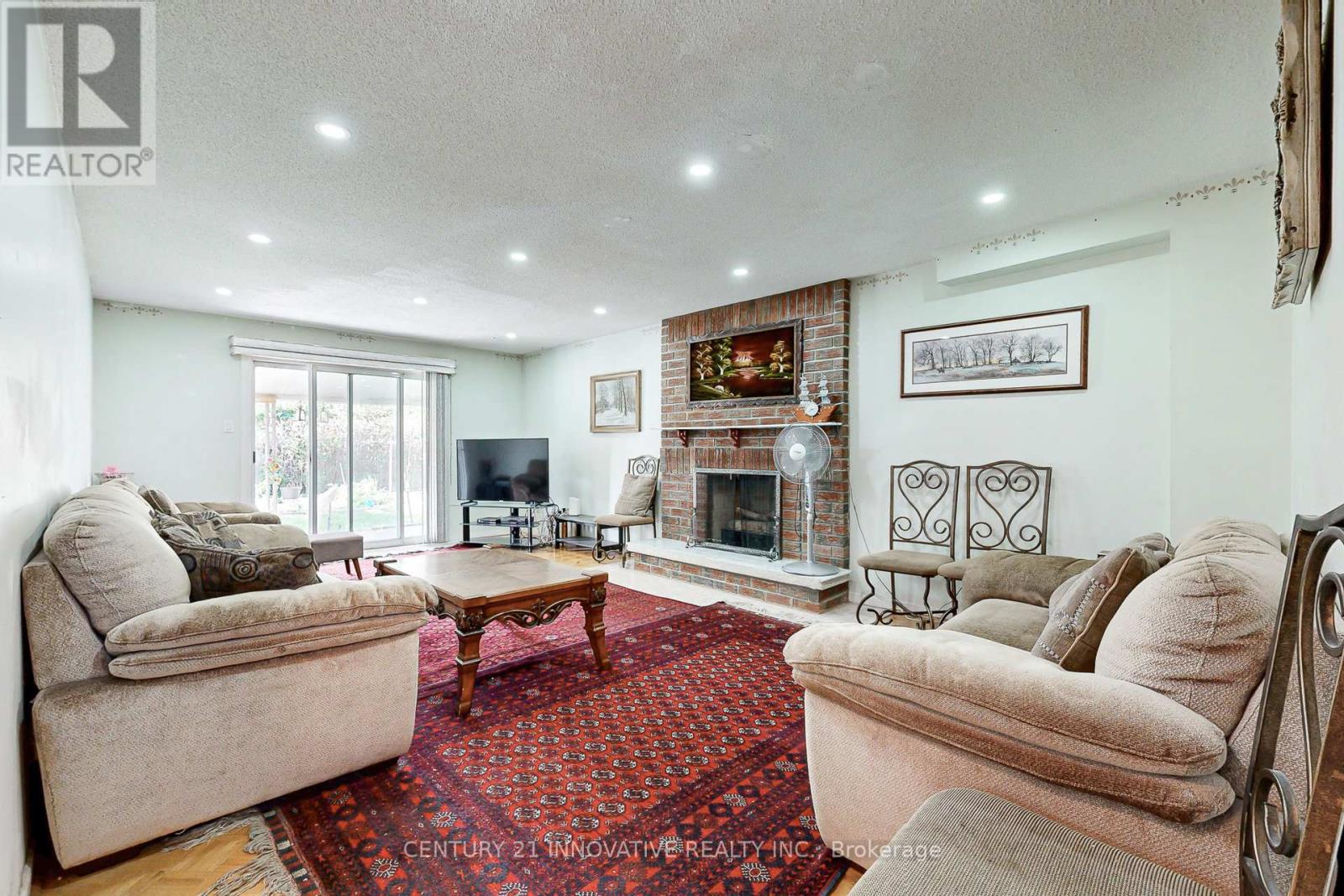 816 Willowbank Trail, Mississauga, Ontario  L4W 3M2 - Photo 14 - W12469249