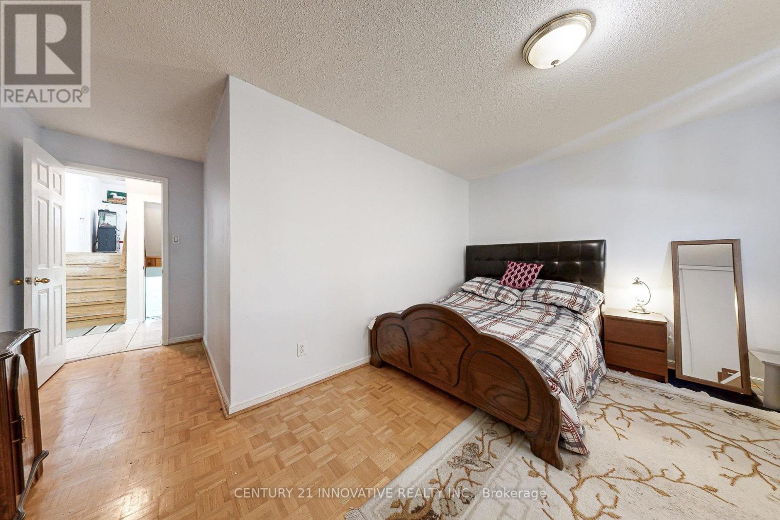 816 Willowbank Trail, Mississauga, Ontario  L4W 3M2 - Photo 16 - W12469249