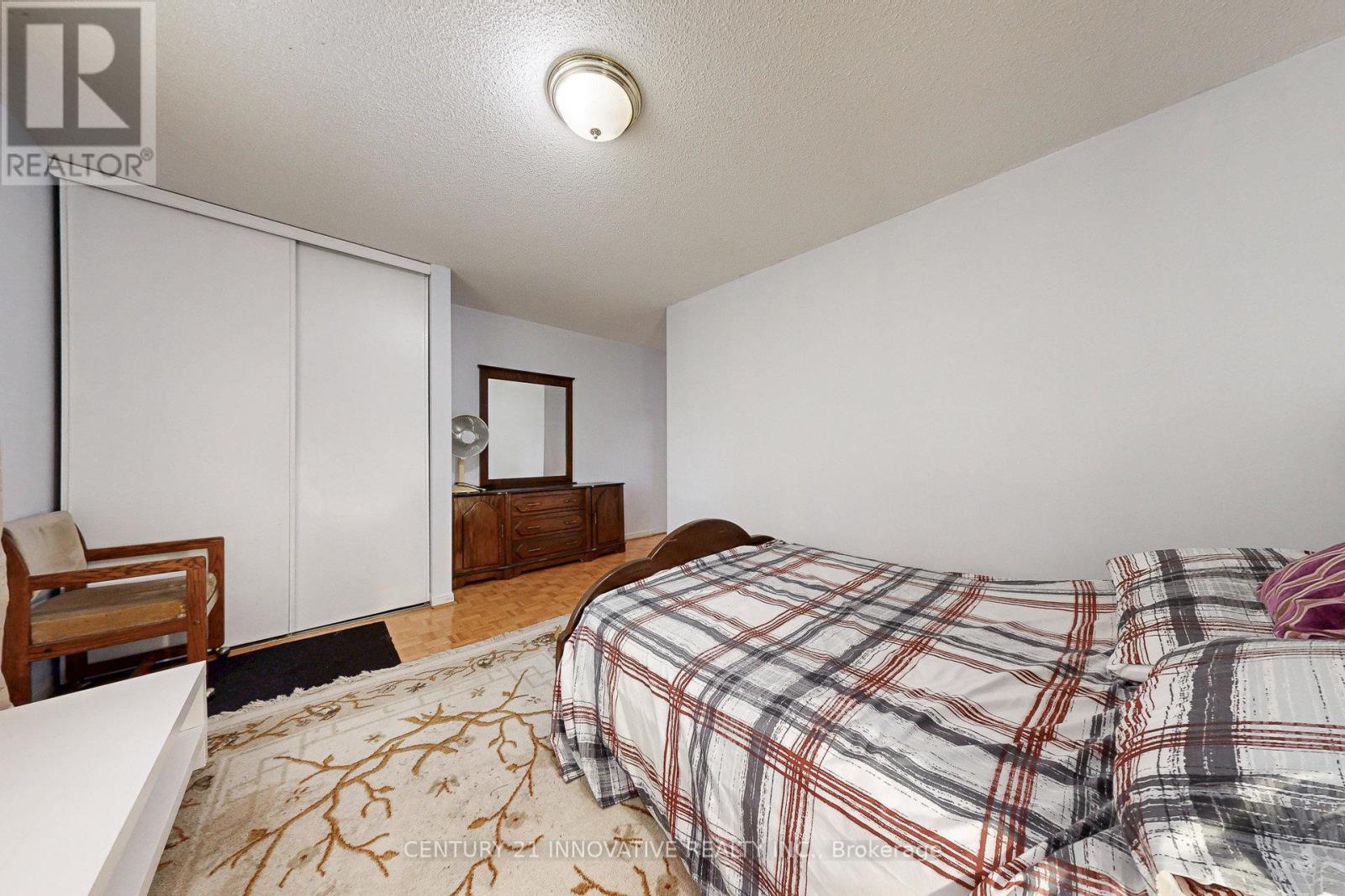 816 Willowbank Trail, Mississauga, Ontario  L4W 3M2 - Photo 17 - W12469249