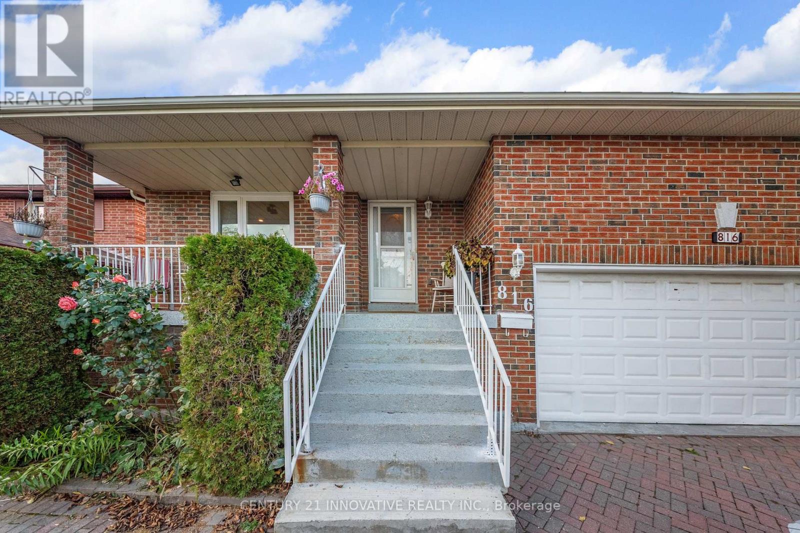816 Willowbank Trail, Mississauga, Ontario  L4W 3M2 - Photo 2 - W12469249