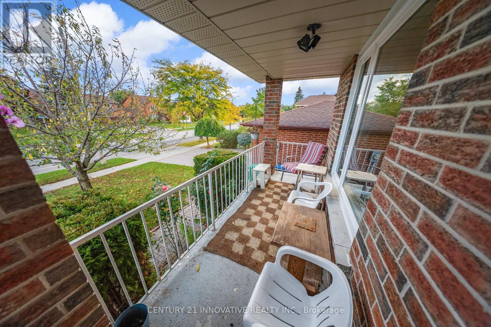816 Willowbank Trail, Mississauga, Ontario  L4W 3M2 - Photo 3 - W12469249
