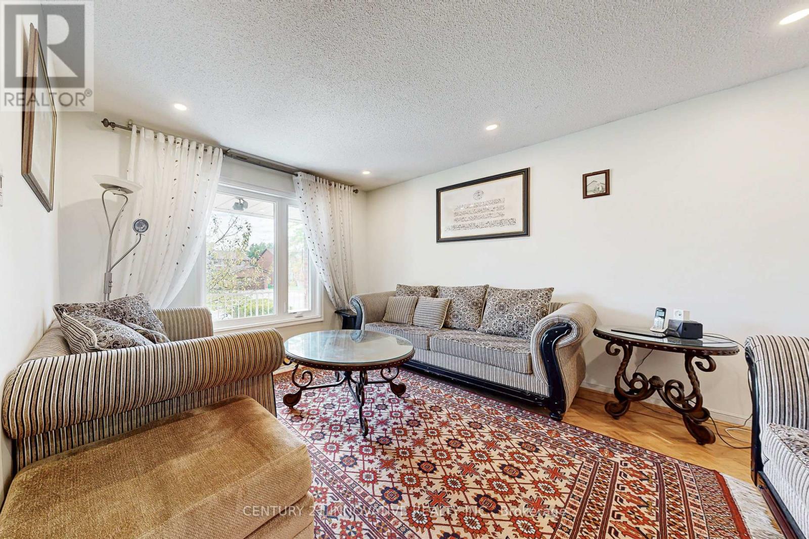 816 Willowbank Trail, Mississauga, Ontario  L4W 3M2 - Photo 5 - W12469249