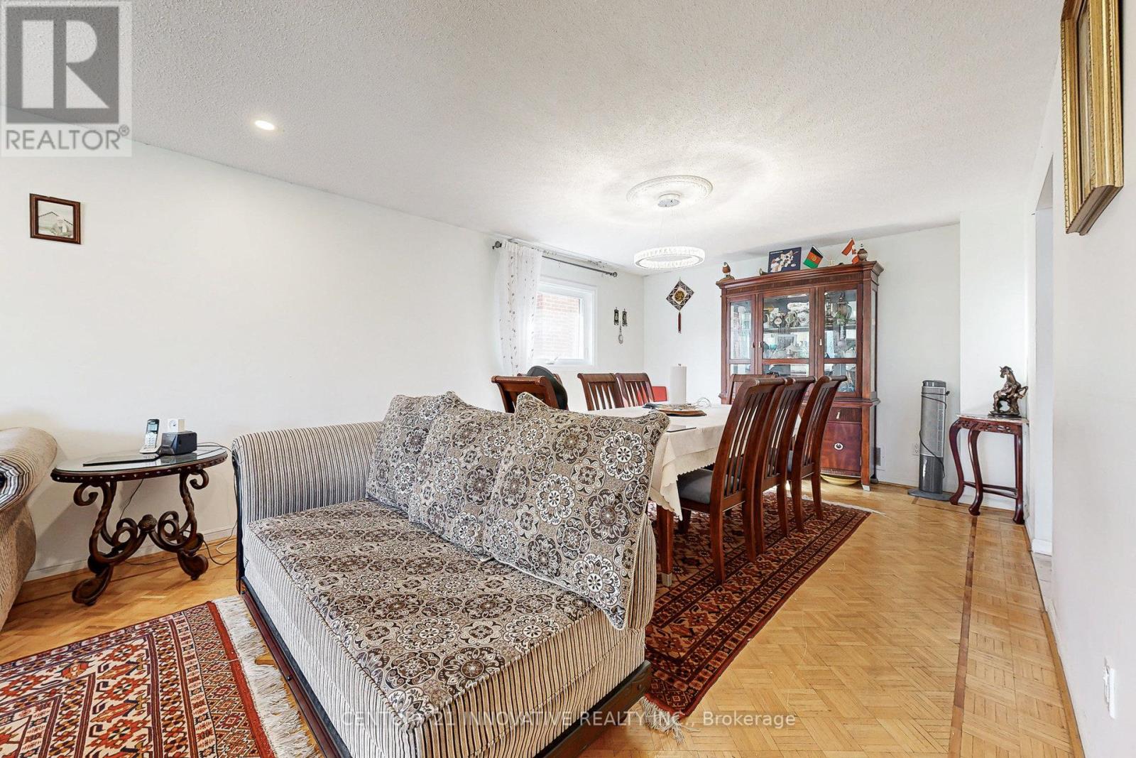 816 Willowbank Trail, Mississauga, Ontario  L4W 3M2 - Photo 6 - W12469249