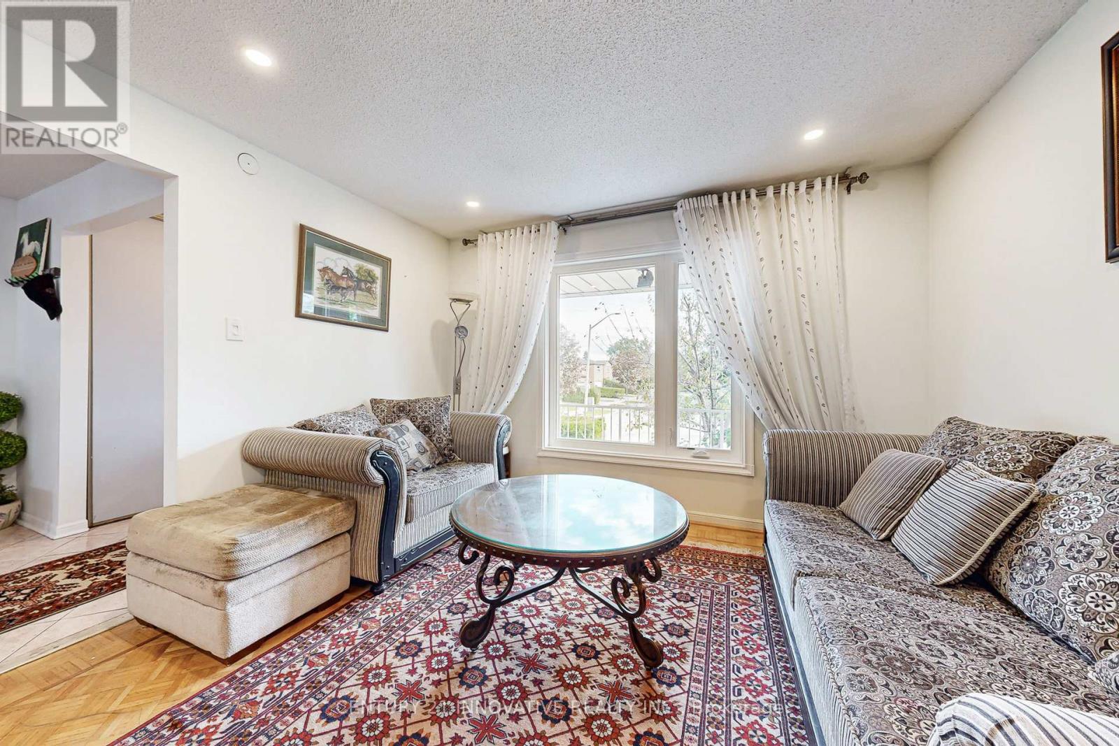 816 Willowbank Trail, Mississauga, Ontario  L4W 3M2 - Photo 7 - W12469249