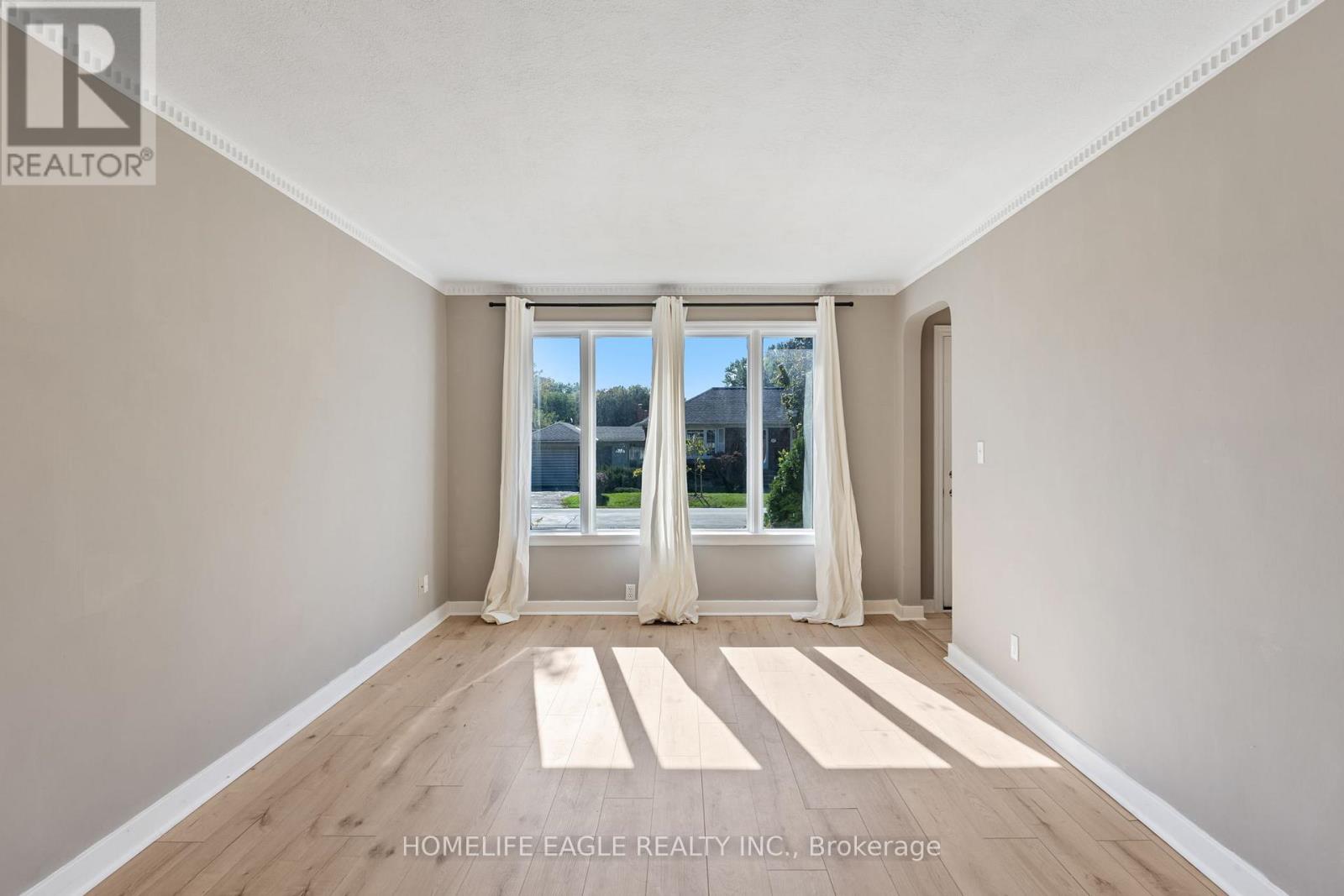 46 Athol Avenue, Toronto, Ontario  M8Z 2A4 - Photo 5 - W12469181