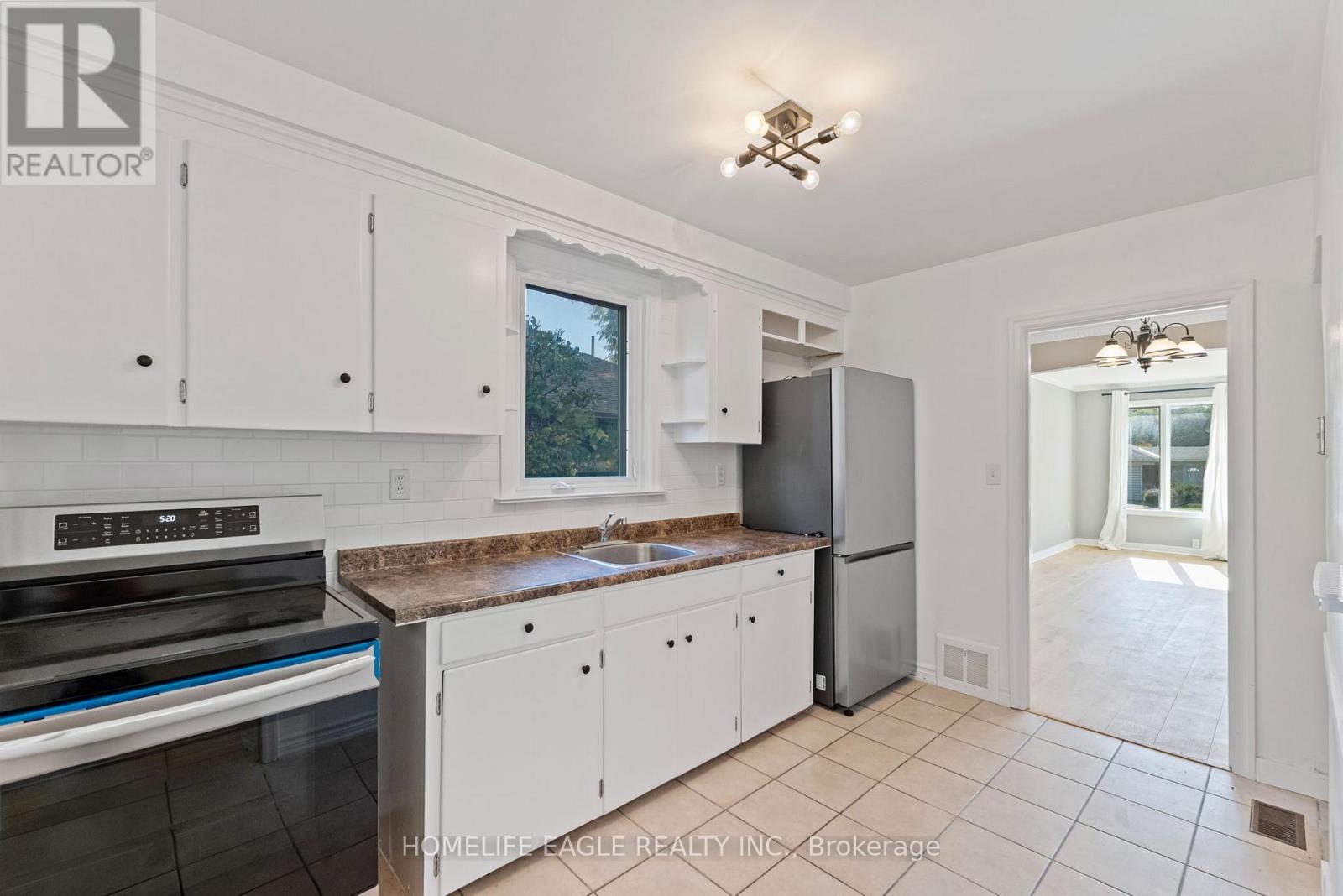 46 Athol Avenue, Toronto, Ontario  M8Z 2A4 - Photo 6 - W12469181