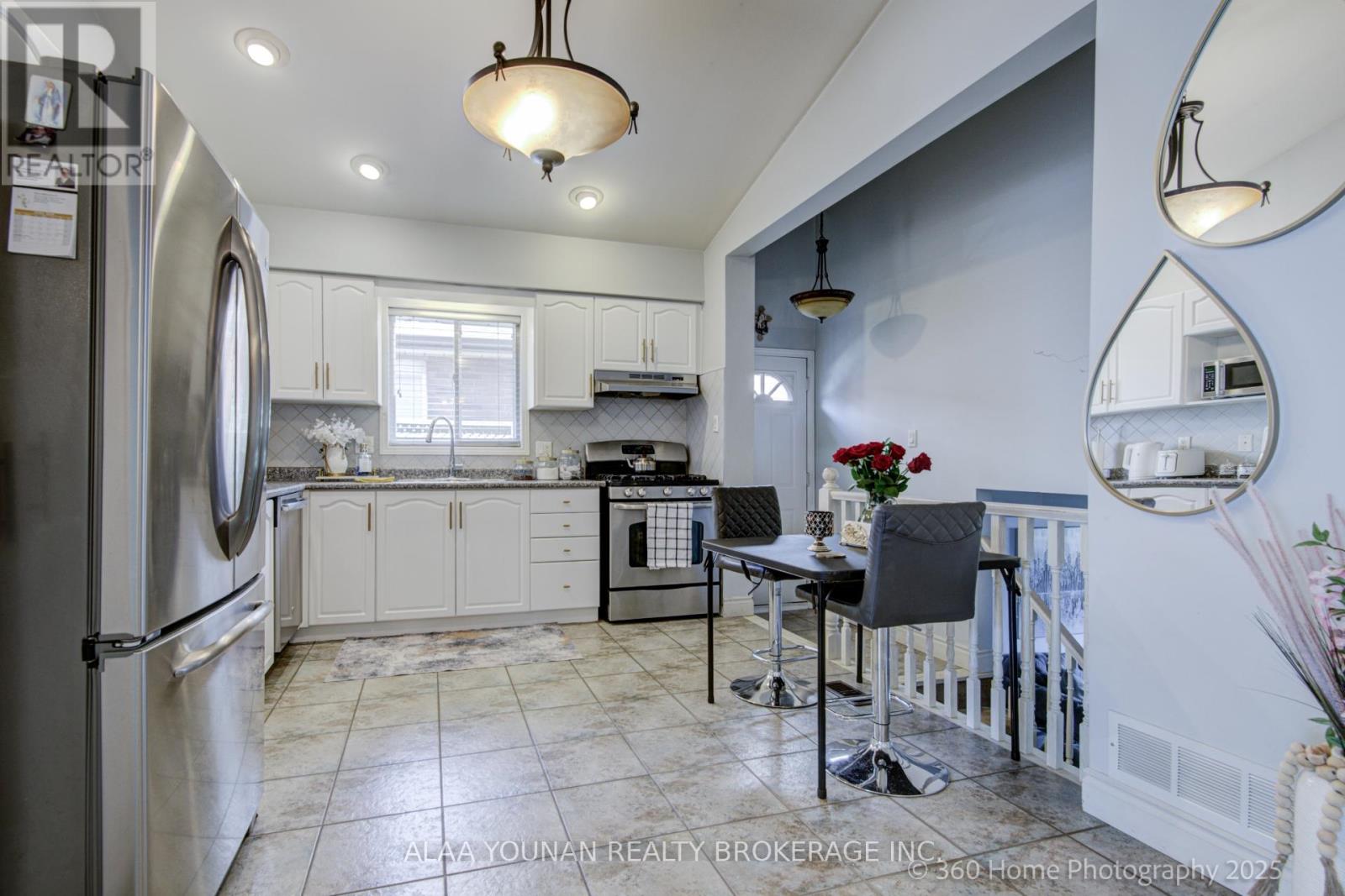 84 Hillgarden Drive, Hamilton, Ontario  L8J 3S7 - Photo 7 - X12156003