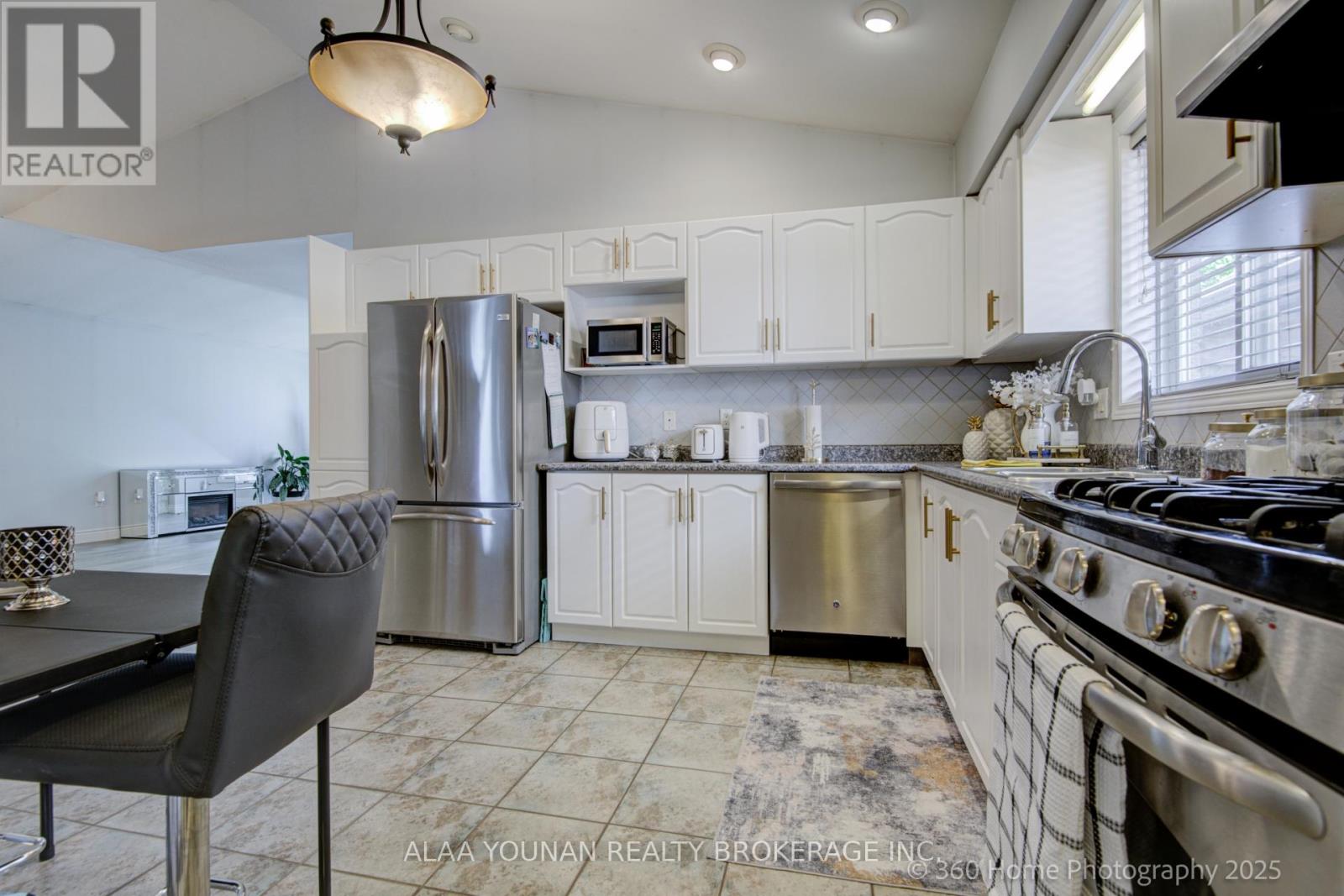 84 Hillgarden Drive, Hamilton, Ontario  L8J 3S7 - Photo 9 - X12156003