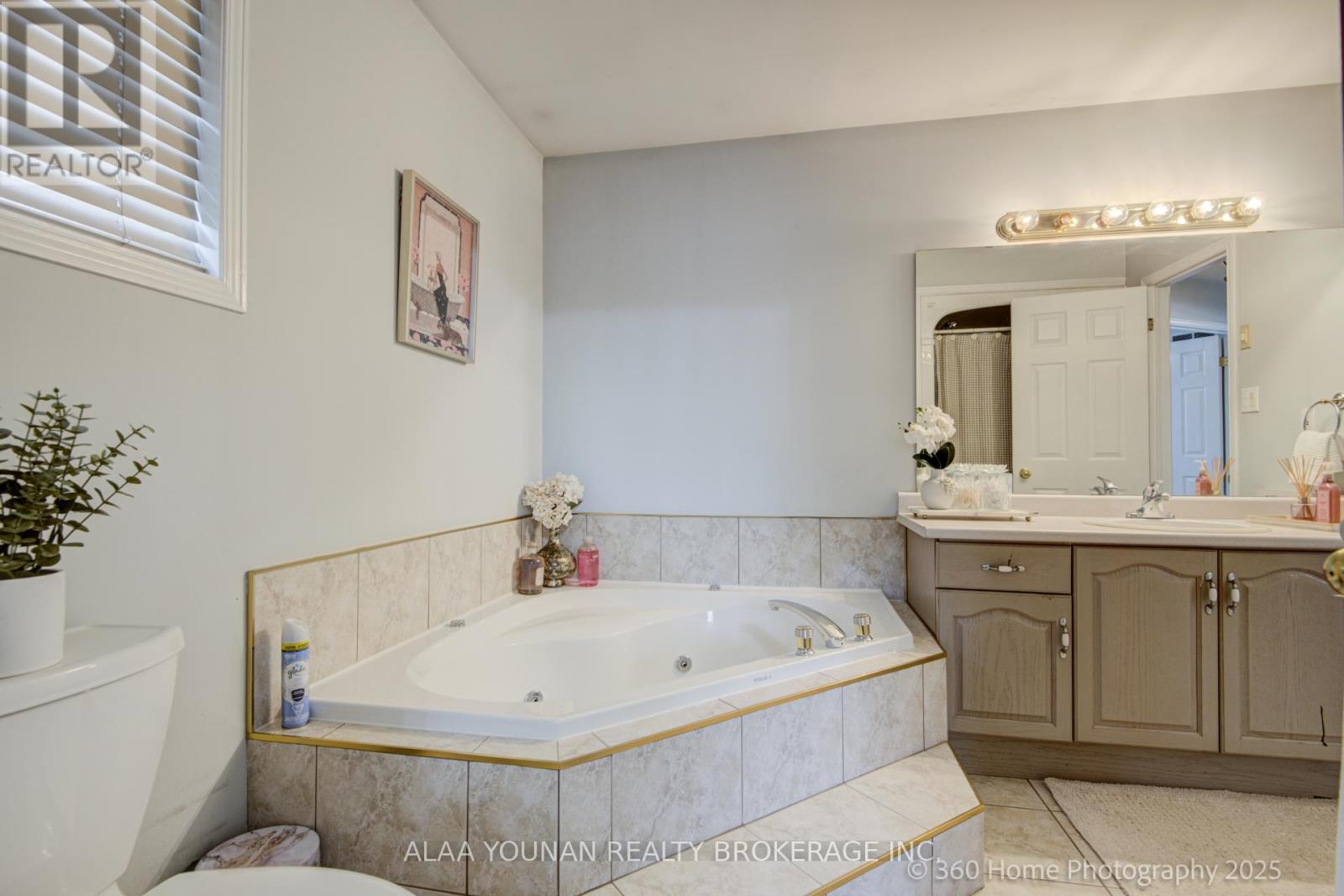 84 Hillgarden Drive, Hamilton, Ontario  L8J 3S7 - Photo 13 - X12156003