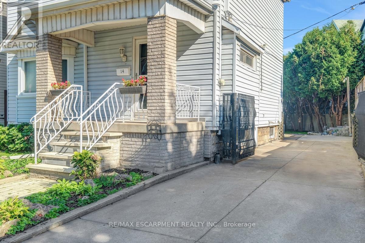 14 Niagara Street, Hamilton, Ontario  L8L 6A2 - Photo 3 - X12469256