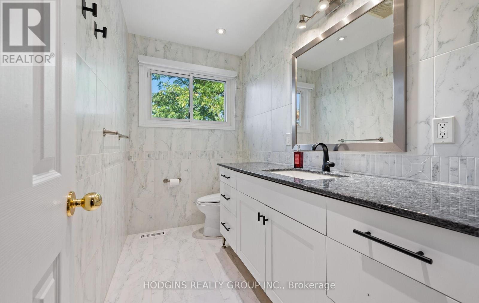 1726 Sherwood Forrest Circle, Mississauga, Ontario  L5K 2H6 - Photo 25 - W12458121