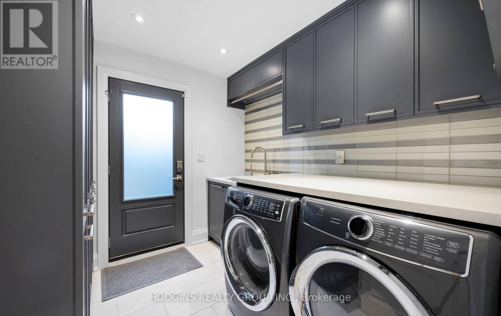 1726 Sherwood Forrest Circle, Mississauga, Ontario  L5K 2H6 - Photo 19 - W12458121