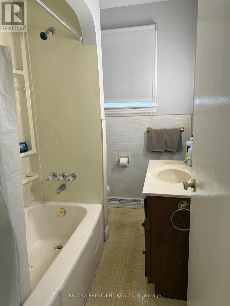 115 Golden Boulevard, Welland, Ontario  L3B 1H9 - Photo 10 - X12467593