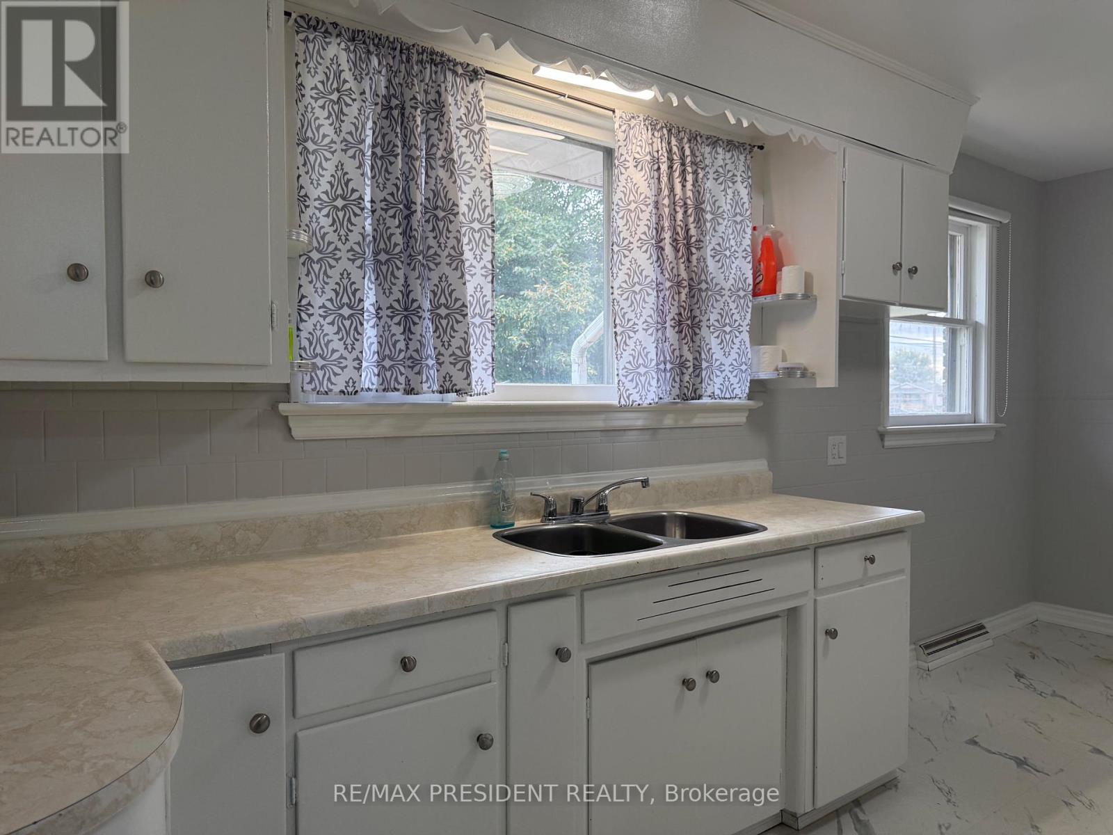 115 Golden Boulevard, Welland, Ontario  L3B 1H9 - Photo 7 - X12467593