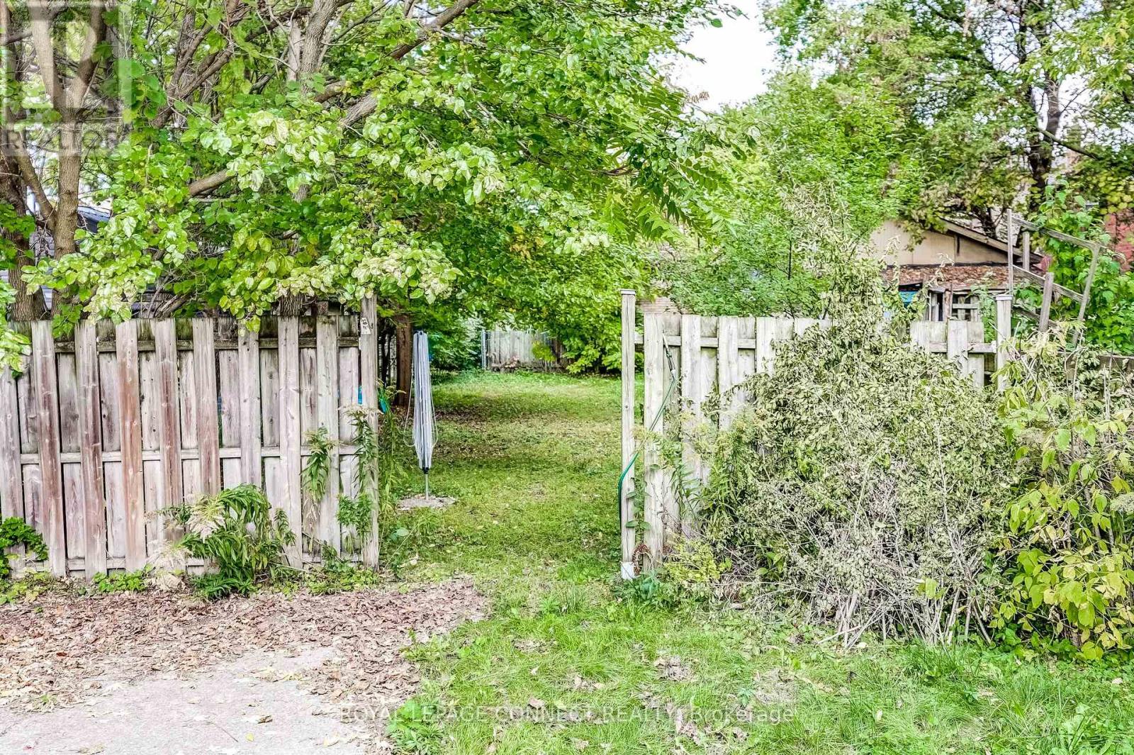 213 Gledhill Avenue, Toronto, Ontario  M4C 5K9 - Photo 11 - E12469309