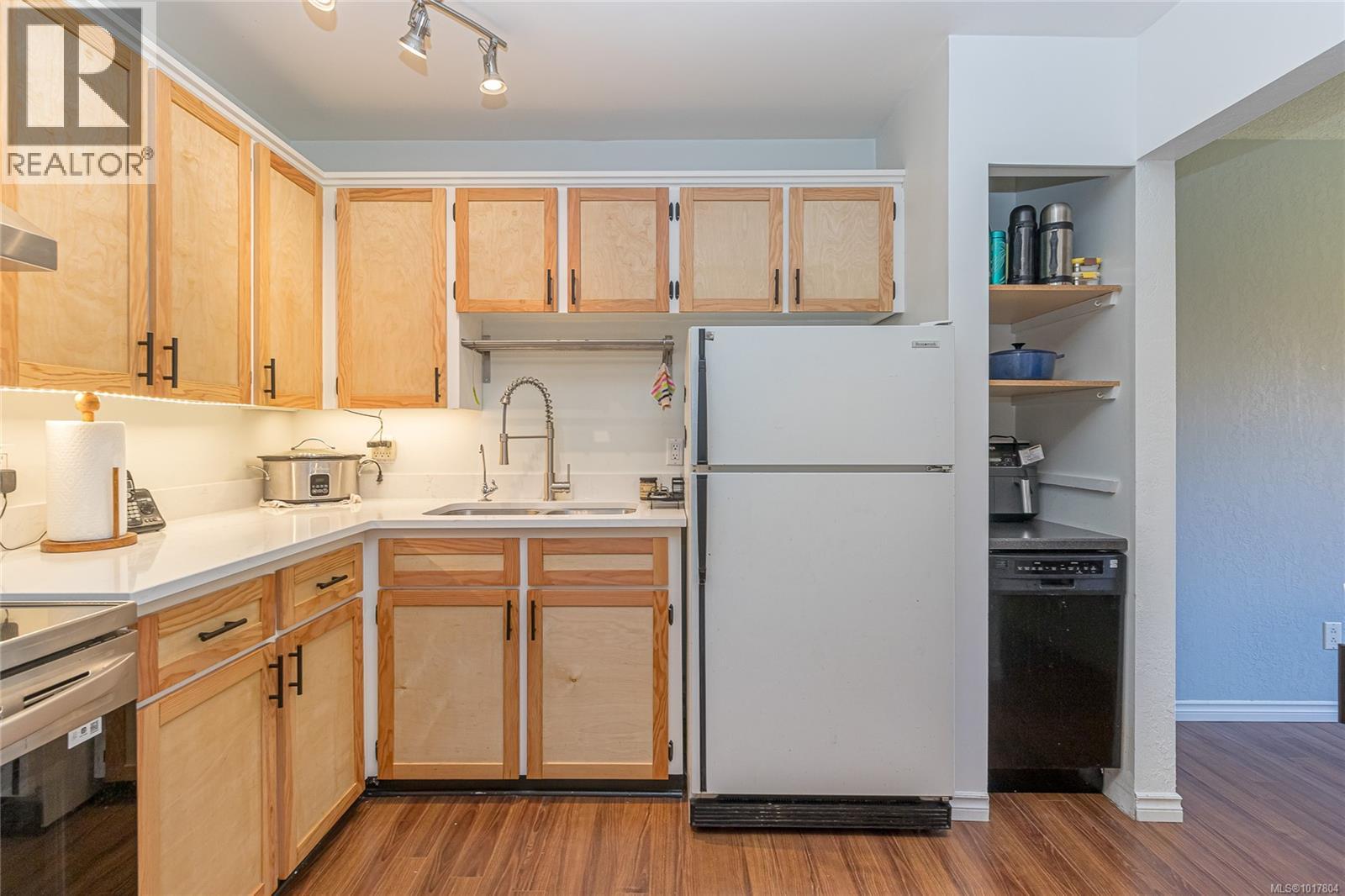 310 1490 Garnet Rd, Saanich, British Columbia V8P 5L1 - Photo 11 - 1017804