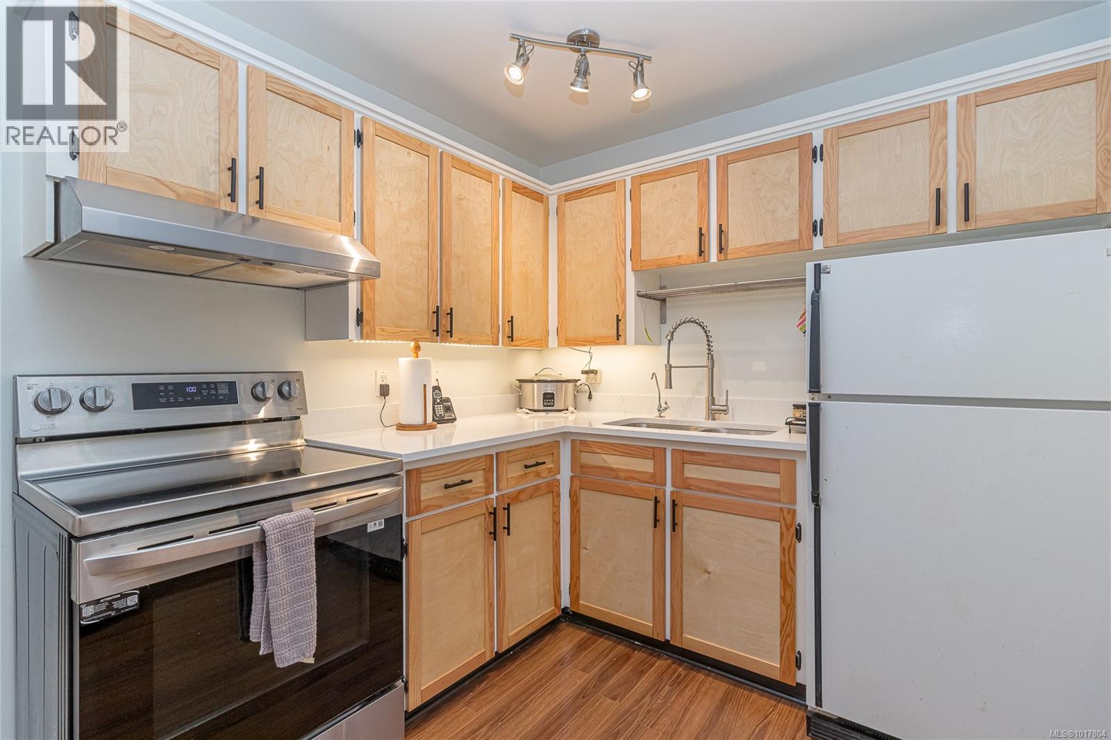 310 1490 Garnet Rd, Saanich, British Columbia V8P 5L1 - Photo 12 - 1017804