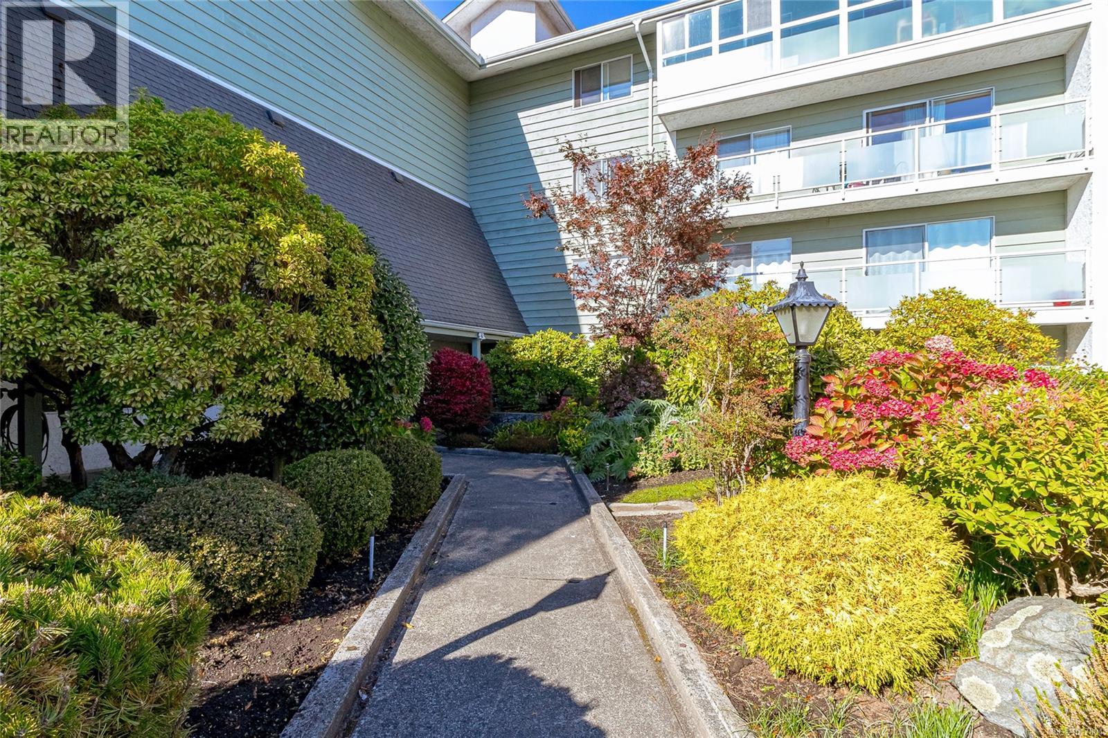 310 1490 Garnet Rd, Saanich, British Columbia V8P 5L1 - Photo 2 - 1017804