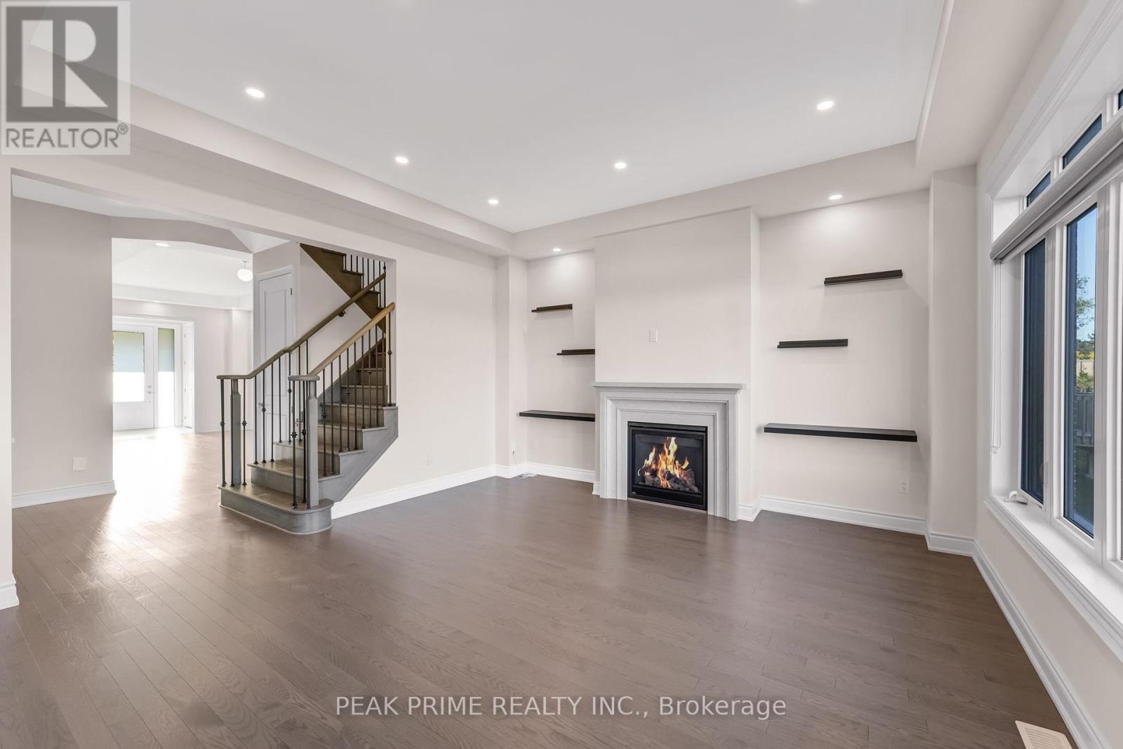 99 Black Walnut Court, Aurora, Ontario  L4G 3Y2 - Photo 4 - N12469376
