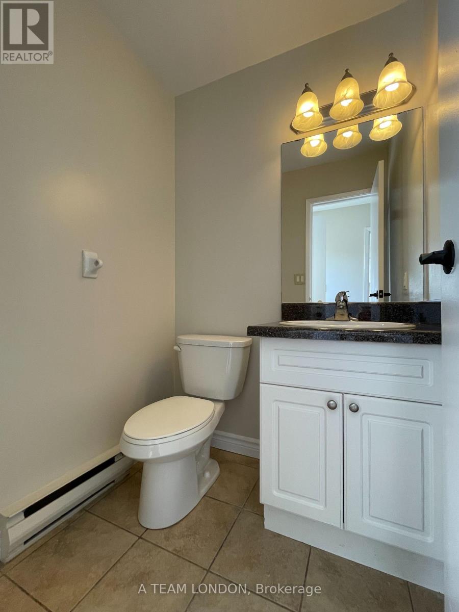 40 - 355 Sandringham Crescent, London South, Ontario  N6C 5K3 - Photo 2 - X12469405