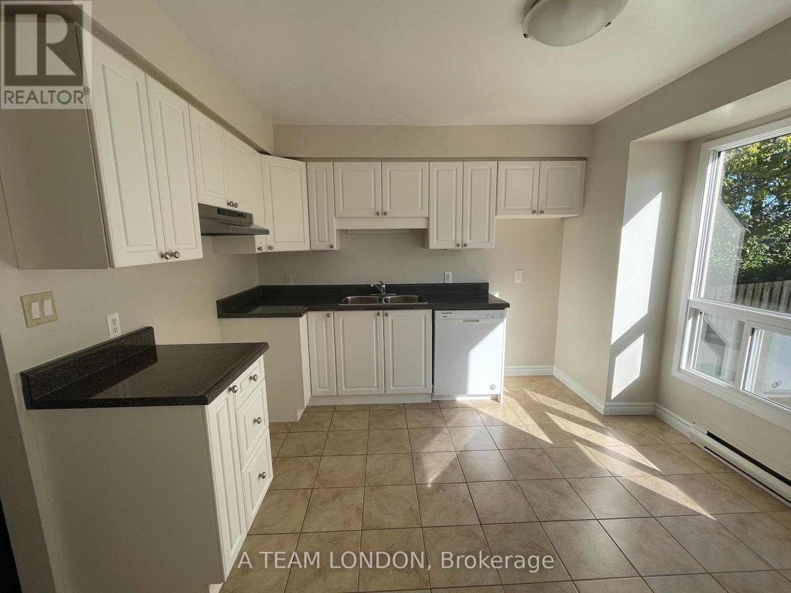 40 - 355 Sandringham Crescent, London South, Ontario  N6C 5K3 - Photo 4 - X12469405