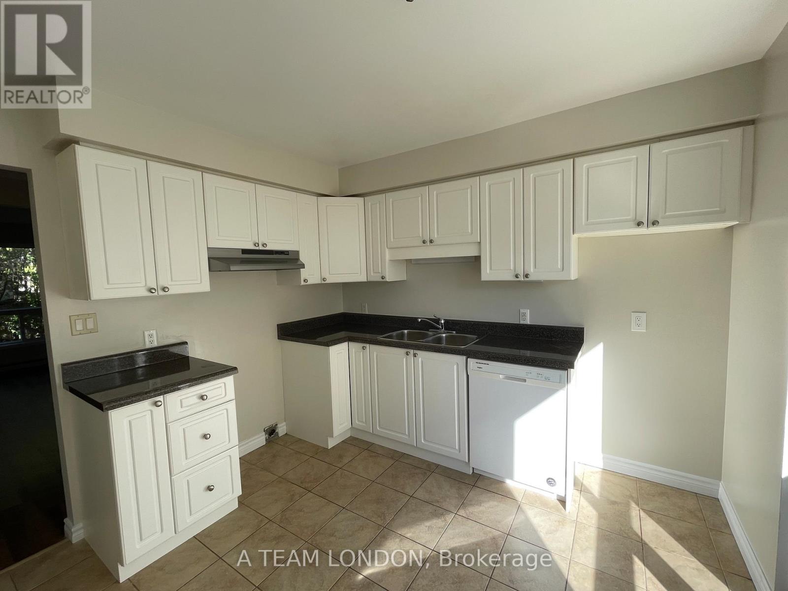 40 - 355 Sandringham Crescent, London South, Ontario  N6C 5K3 - Photo 5 - X12469405