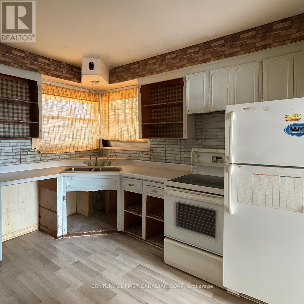 384 Bright Street, Sarnia, Ontario  N7T 4G4 - Photo 3 - X12469420
