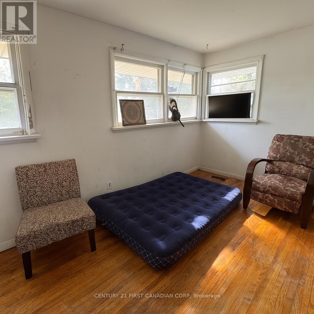 384 Bright Street, Sarnia, Ontario  N7T 4G4 - Photo 4 - X12469420
