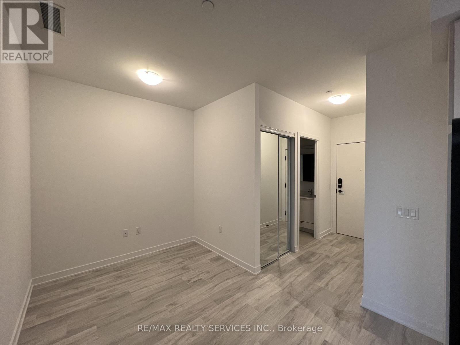 2209b - 4655 Metcalfe Avenue N, Mississauga, Ontario  L5M 0Z7 - Photo 4 - W12469282