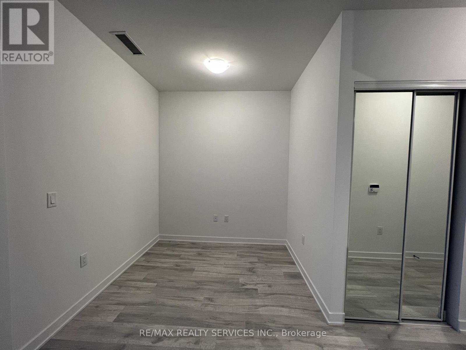 2209b - 4655 Metcalfe Avenue N, Mississauga, Ontario  L5M 0Z7 - Photo 6 - W12469282