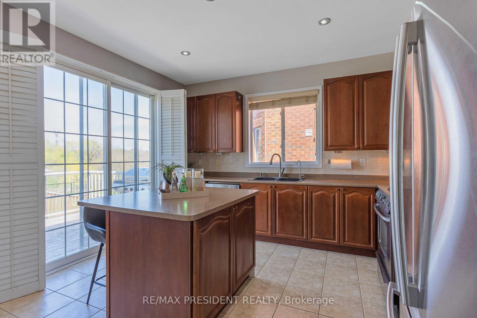 151 Herdwick Street, Brampton, Ontario  L6S 0A7 - Photo 7 - W12469291