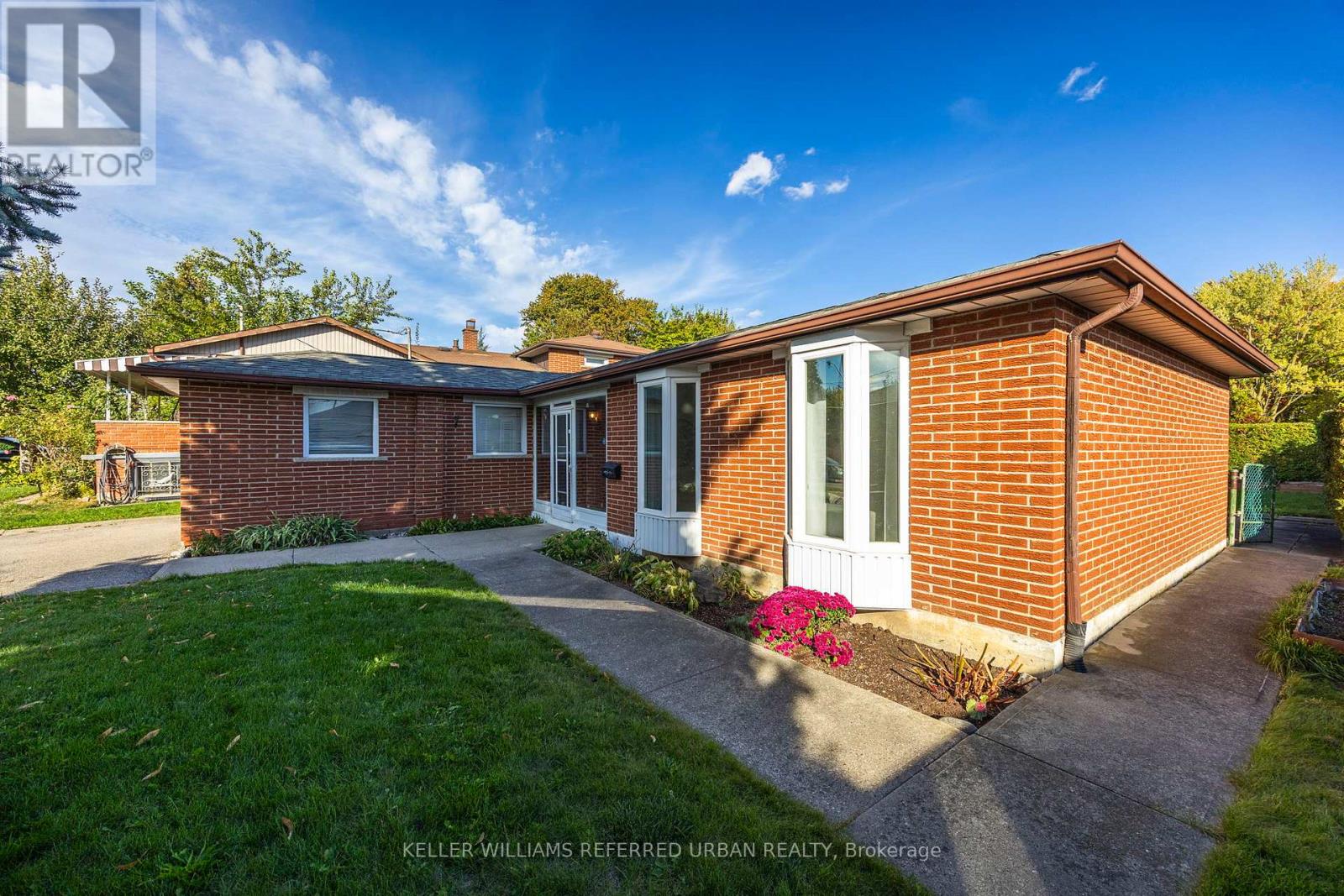 17 Madron Crescent, Toronto, Ontario  M3J 1H8 - Photo 3 - W12469319