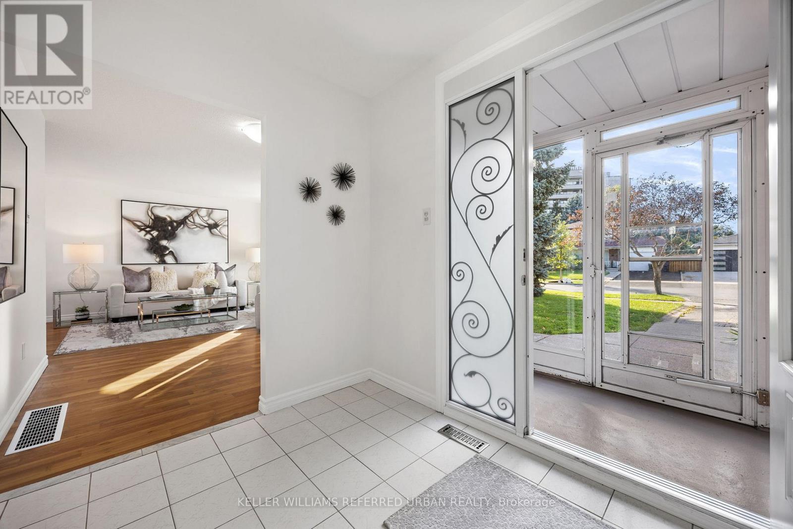 17 Madron Crescent, Toronto, Ontario  M3J 1H8 - Photo 4 - W12469319