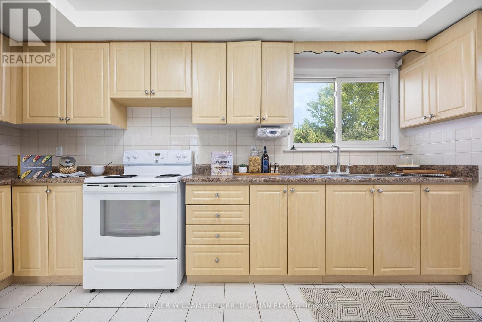 17 Madron Crescent, Toronto, Ontario  M3J 1H8 - Photo 6 - W12469319